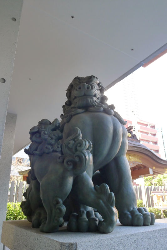 東京都中央区にある水天宮の狛犬には子供の狛犬がいて、親の愛が伝わる狛犬像です。