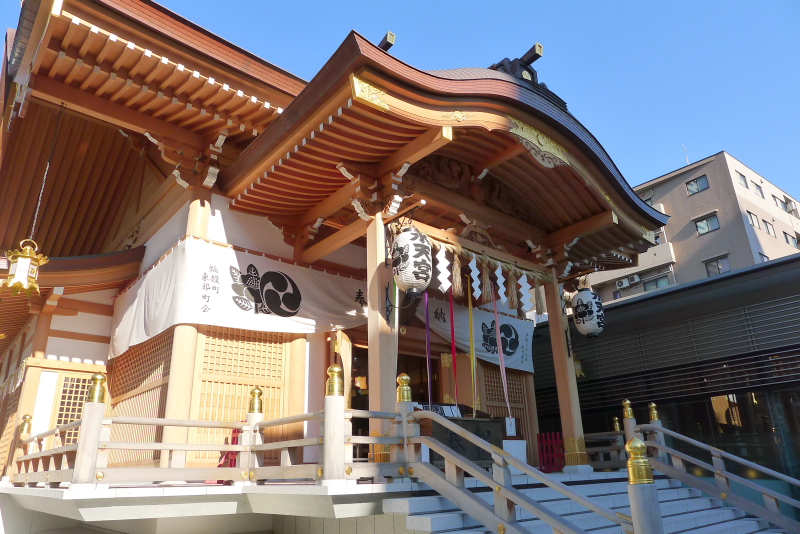 東京都中央区にある水天宮の真新しい社殿、材木が輝いているように美しい