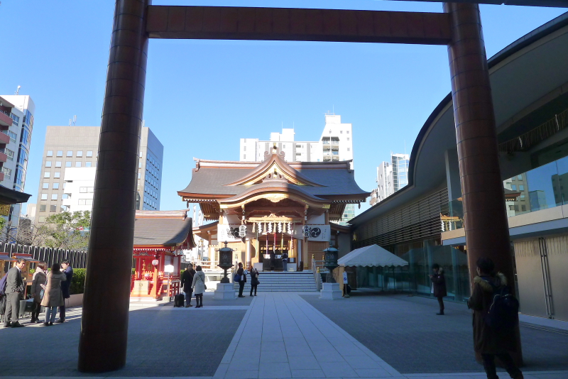 東京都中央区に鎮座する水天宮の鳥居と社殿