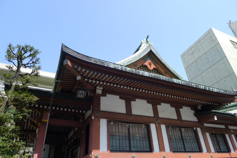金刀比羅宮東京分社の社殿を横から見る