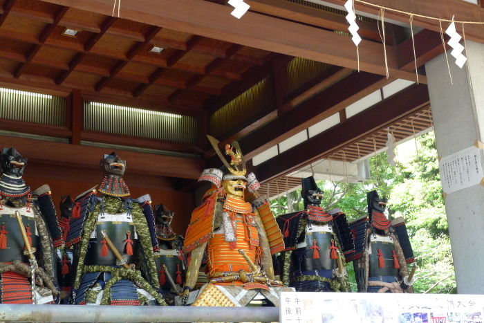 亀戸香取神社の神楽殿に飾られた鎧