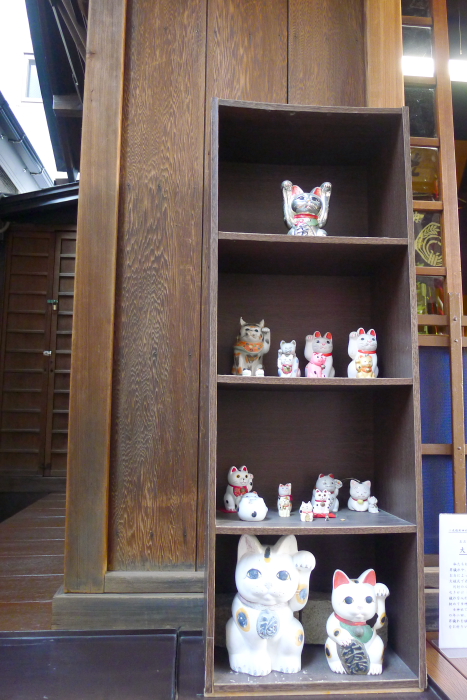 中央区人形町にある三光稲荷神社の招き猫