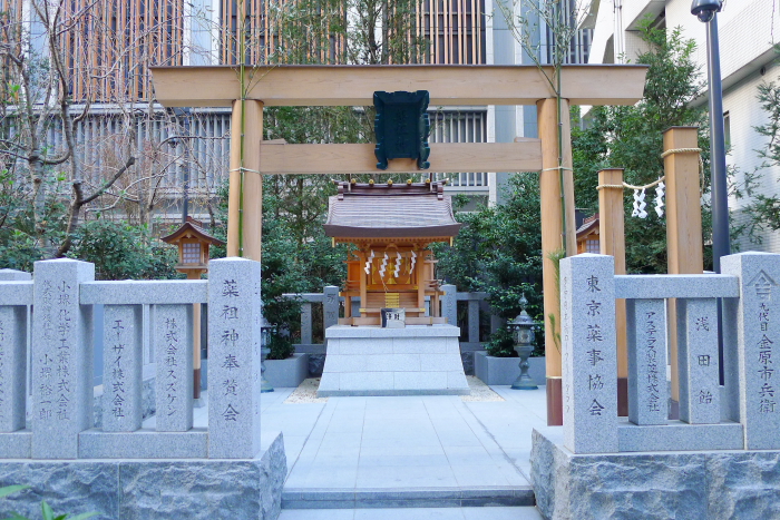 福徳神社と福徳の森に隣接する薬祖神社