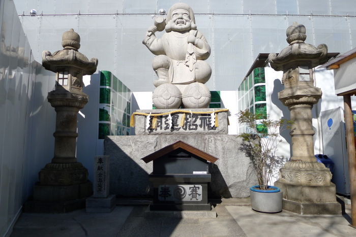 神田明神にある大黒様の石像で、石像としては日本一の大きさ