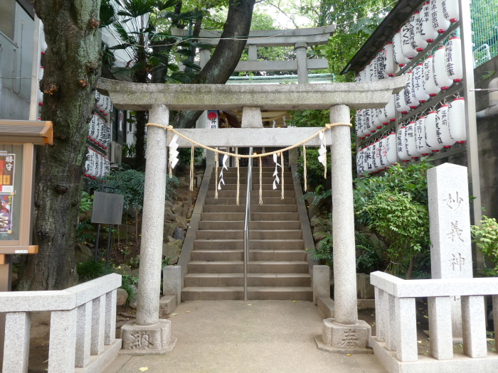 豊島区駒込妙技神社の石造りの鳥居