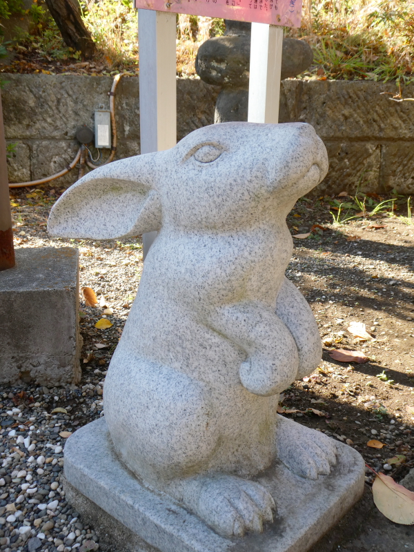 北区赤羽八幡神社の因幡の白うさぎの石像