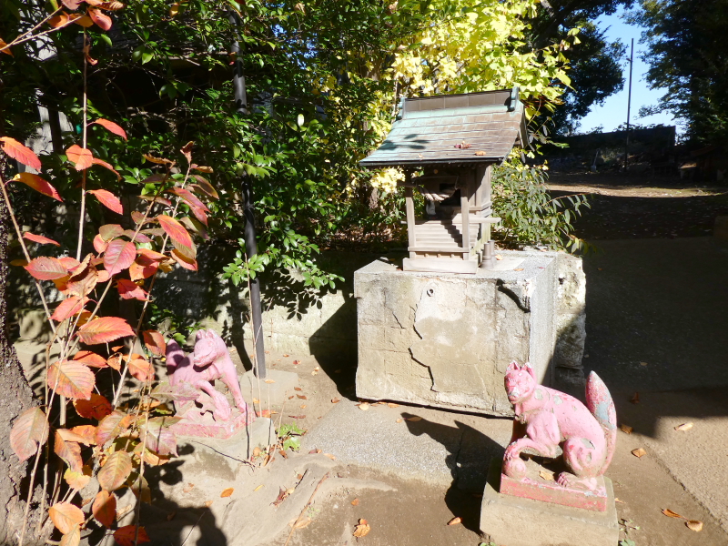 北区赤羽八幡神社のピンク色のお稲荷さん