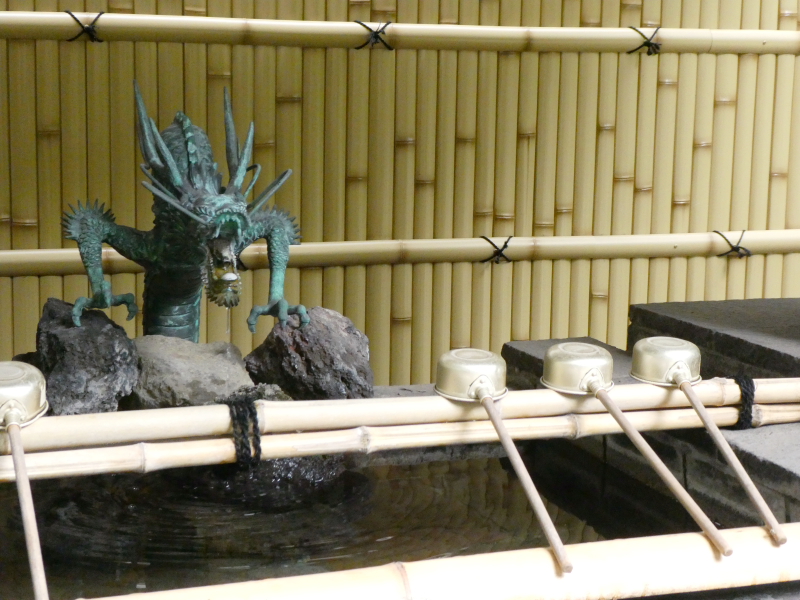 銀杏岡八幡神社の手水舎は龍の口から水が注がれている