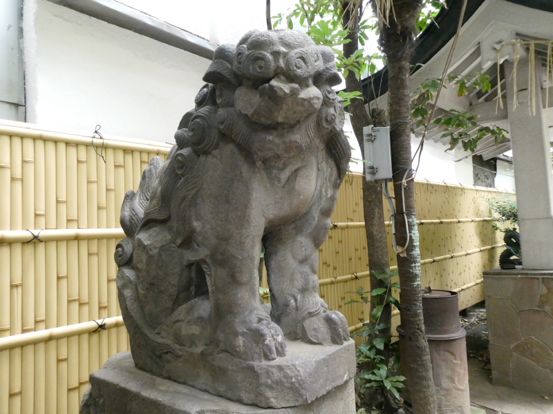 銀杏岡八幡神社の一頭だけの狛犬は古くて欠けている