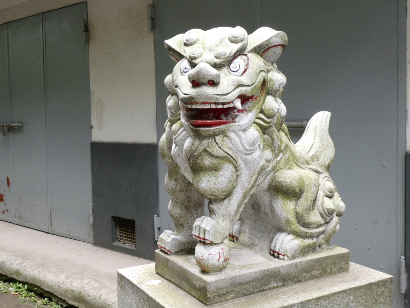銀杏岡八幡神社の二頭身の狛犬