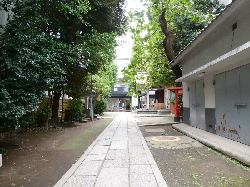 銀杏岡八幡神社の鳥居からまっすぐ伸びる参道