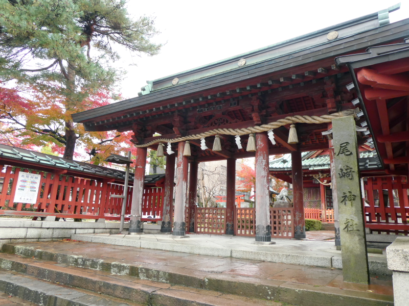 石川県金沢市の尾崎神社の神門と社号標