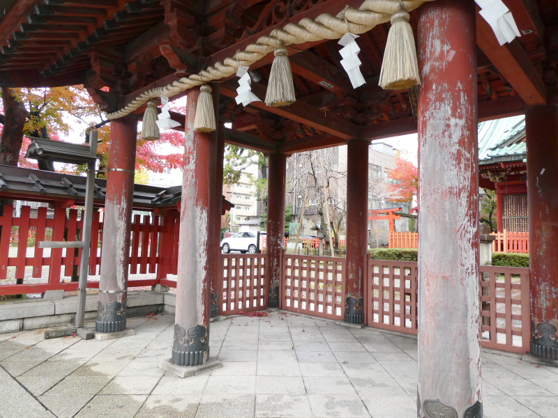 石川県金沢市の尾崎神社の色あせた神門の柱