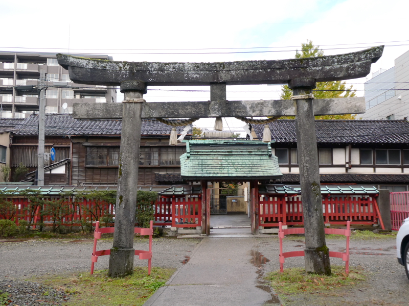 石川県金沢市の尾崎神社の境内にある古い石造りの鳥居