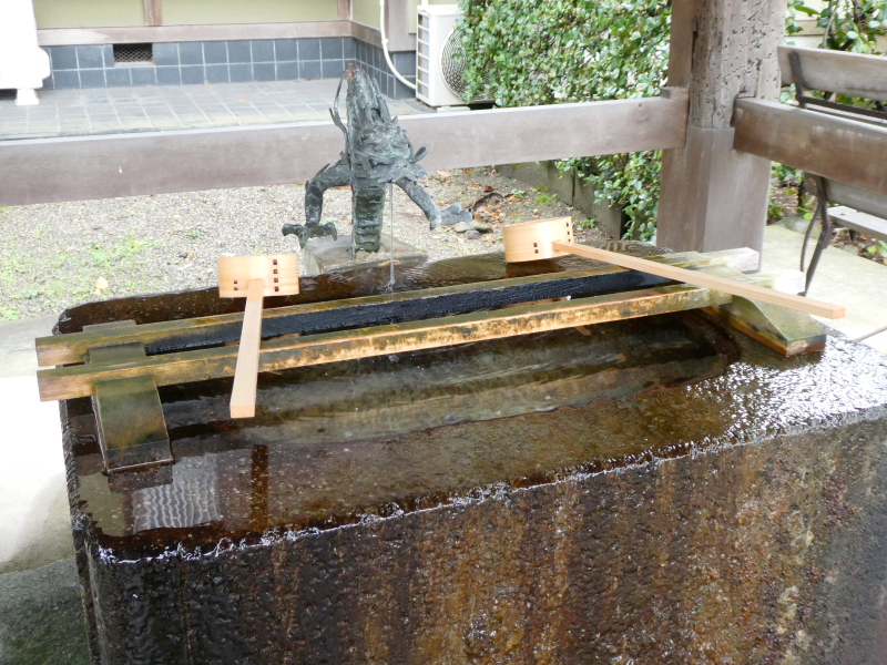石川県金沢市の尾崎神社の境内にある手水舎