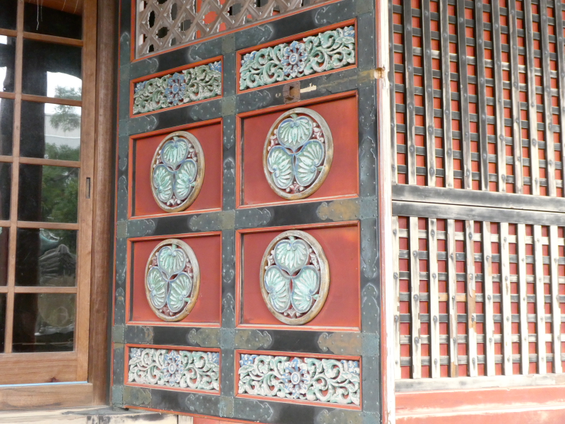 石川県金沢市の尾崎神社の社殿の扉に刻まれた葵の御紋