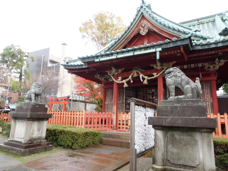 石川県金沢市の尾崎神社の社殿と狛犬