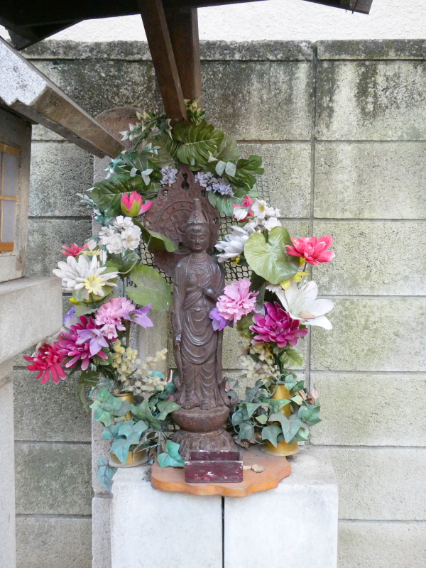 板橋区_熊野神社の忠魂碑の近くに祀られた小さな仏像