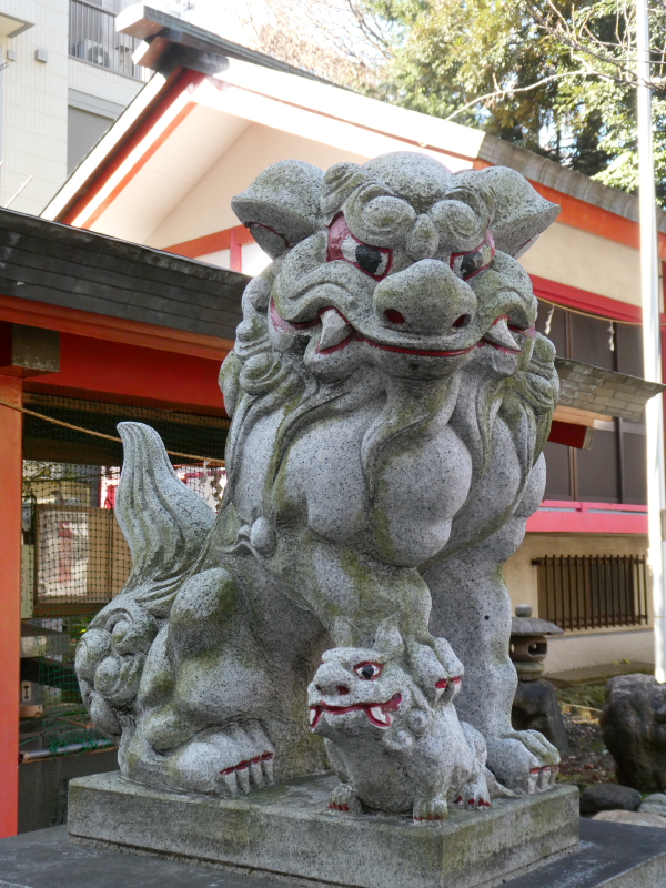 板橋区_熊野神の鳥居の脇にいる狛犬