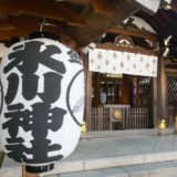 港区_白金氷川神社の社殿近きくの提灯