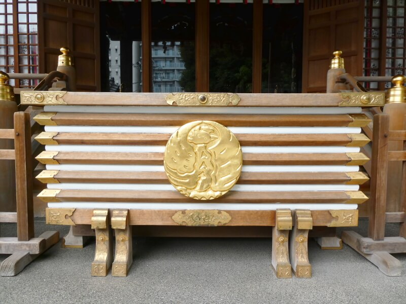 目黒大鳥神社の社紋である鳳凰が描かれた御賽銭箱